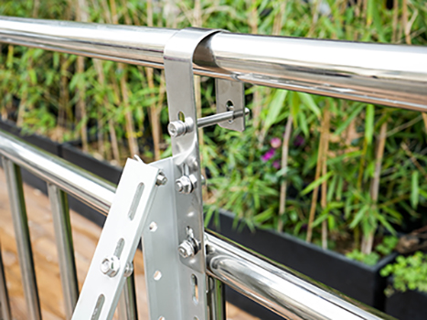 Staffa regolabile per il montaggio del pannello solare del balcone