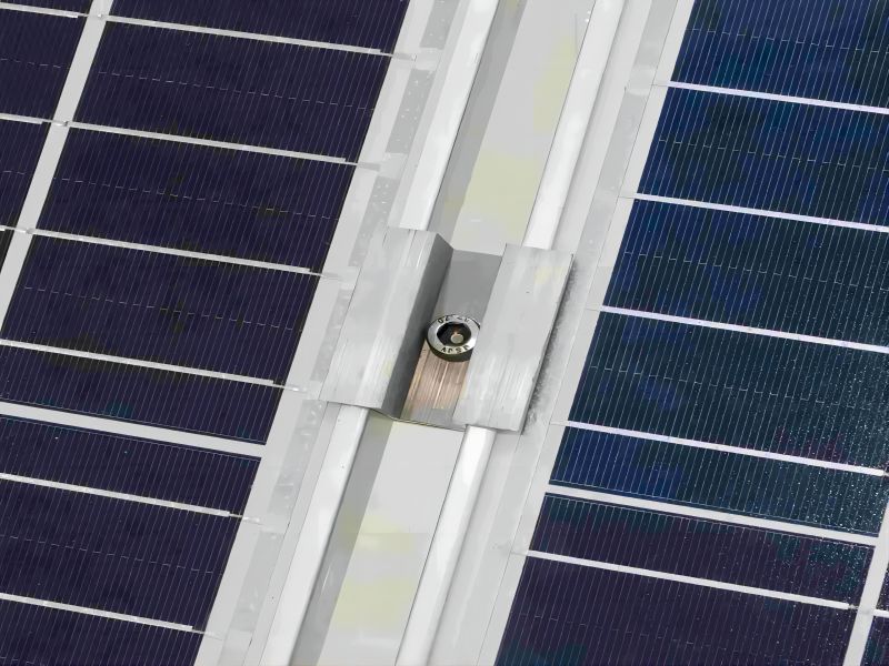 Morsetto centrale per sistema di montaggio a pannello solare